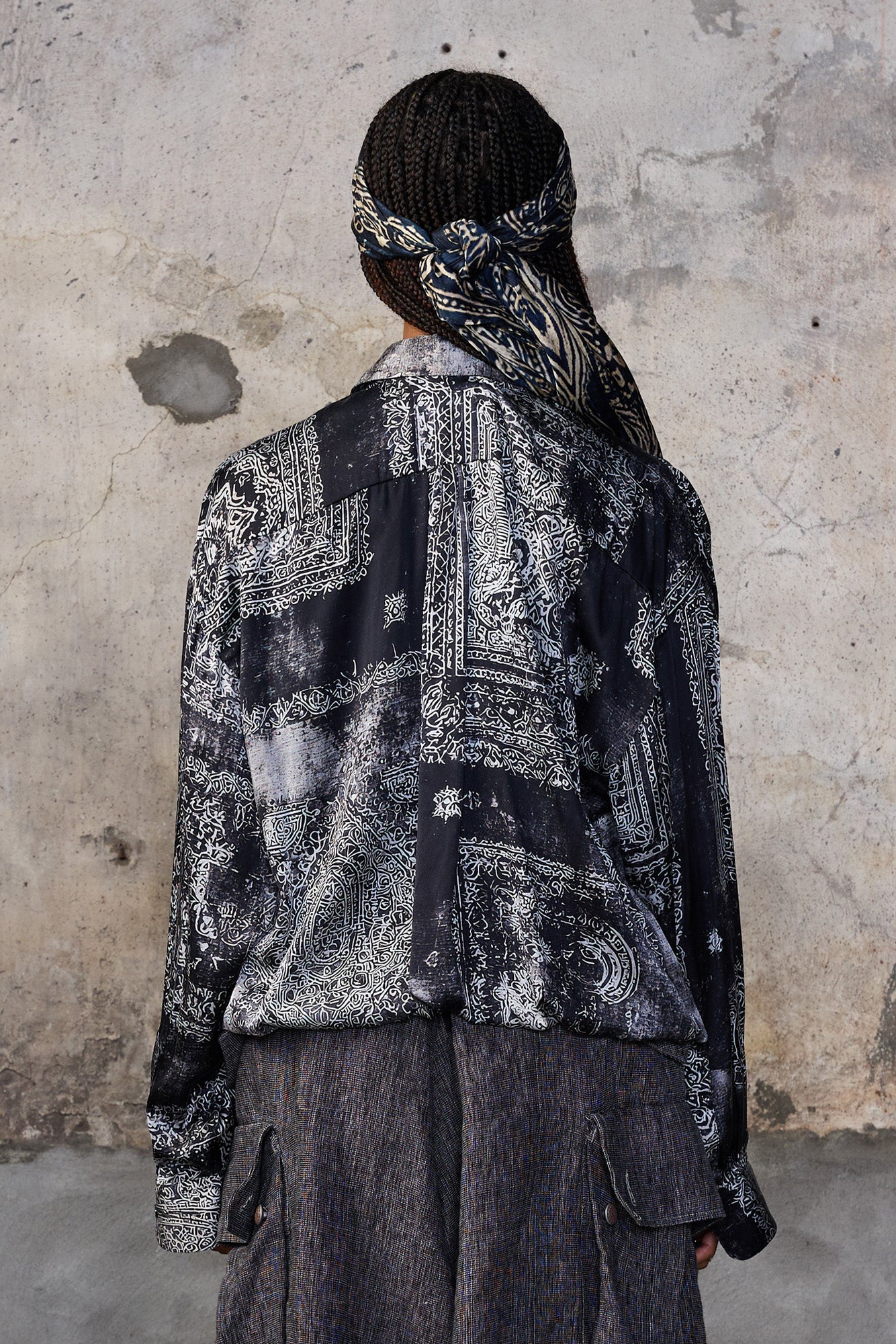 BUBBLE SHIRT WITH GATHERED YOKE - BLACK MULTI MEDALLION - R13