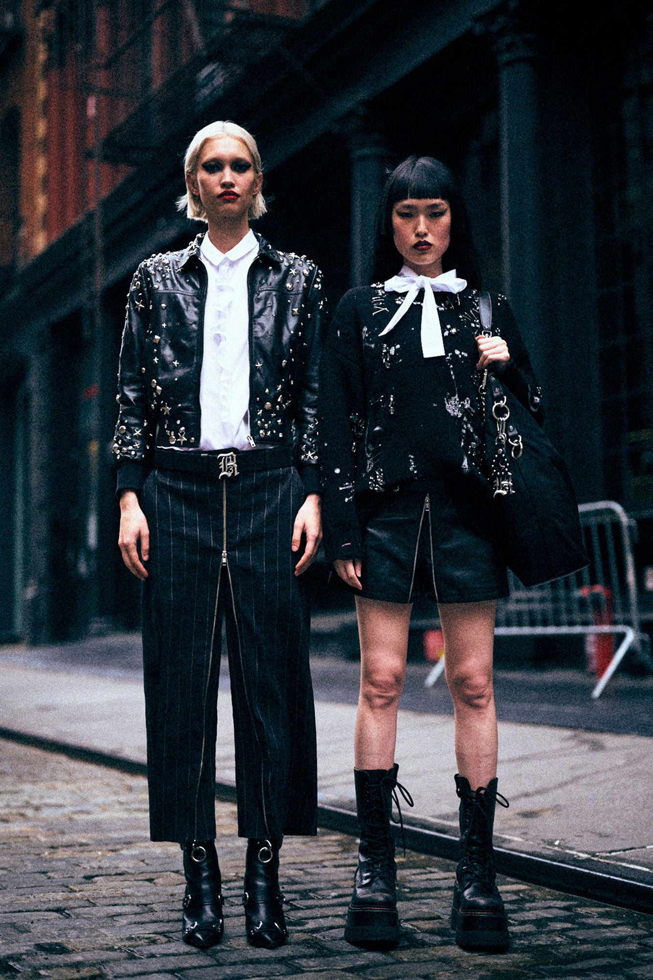 DISTRESSED OVERSIZED SWEATER WITH CRYSTALS AND PINS - BLACK - R13