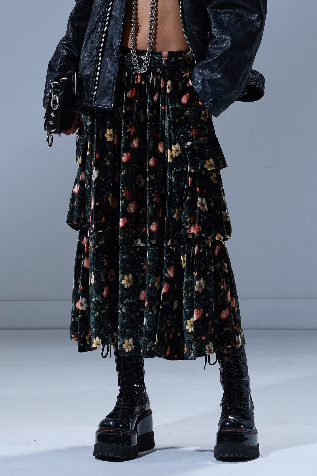 GATHERED CARGO SKIRT - MULTIFLORAL BLACK - R13