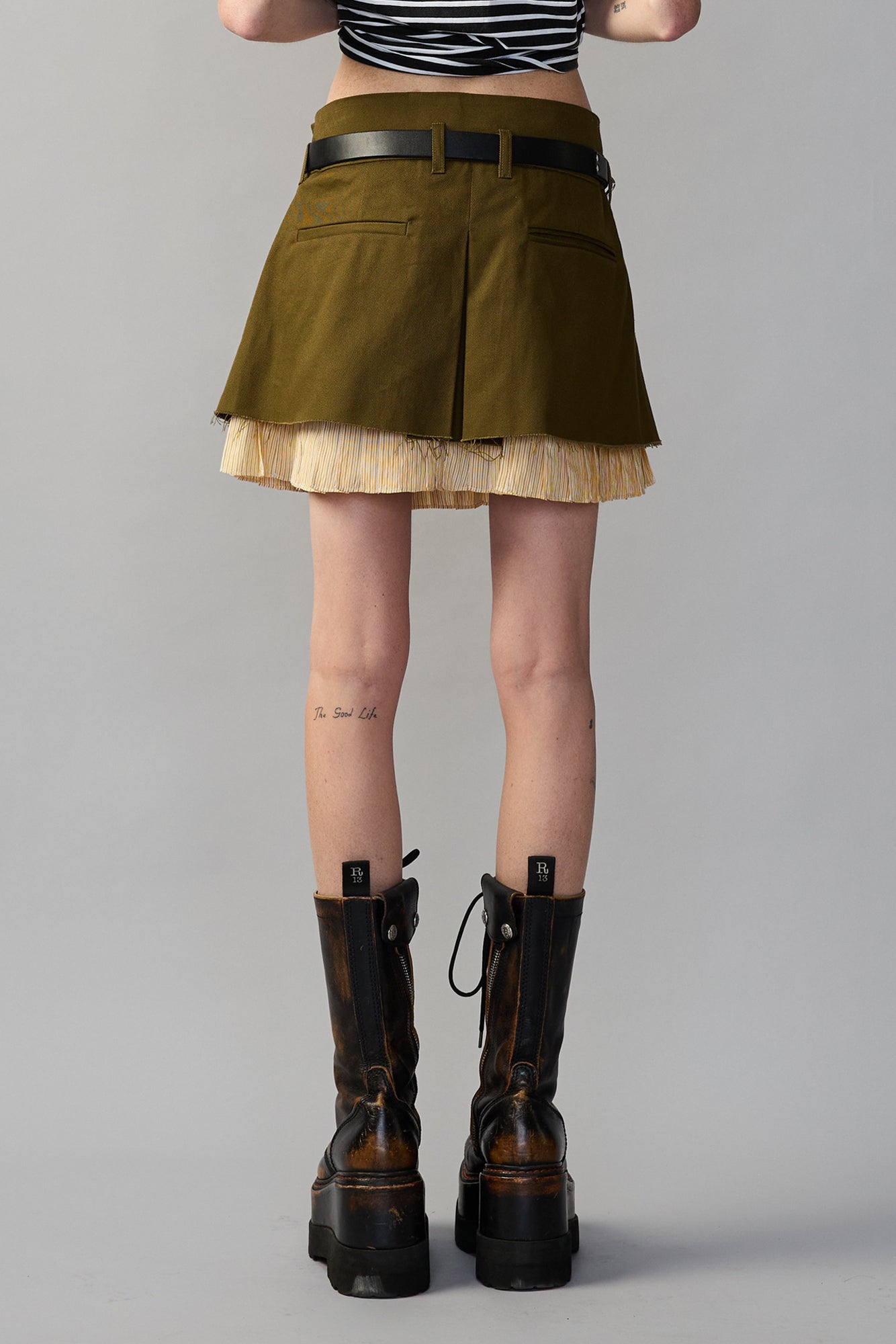 PLEATED MINI SKIRT WITH UNDERLINING - OLIVE GREEN - R13
