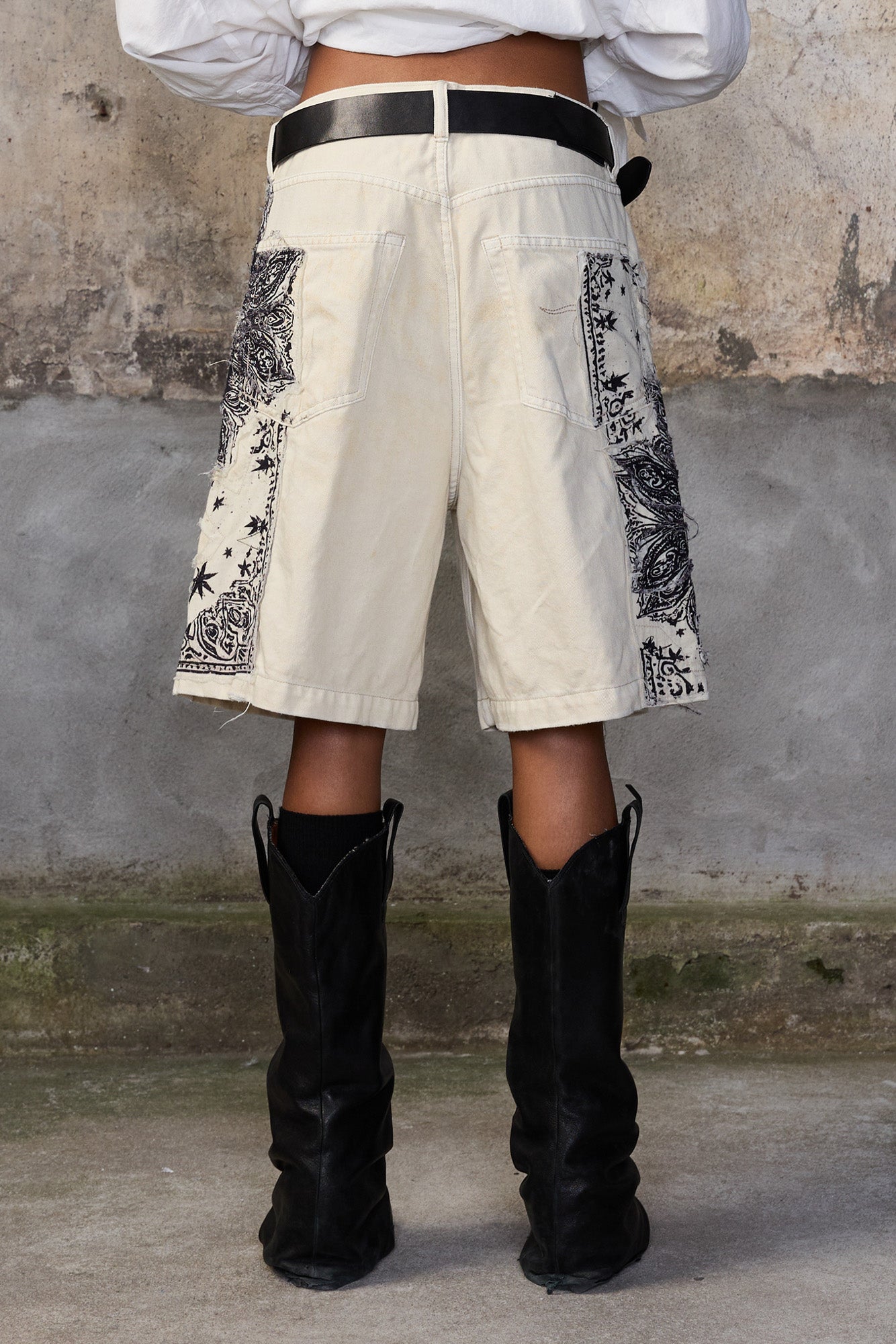 RELAXED BERMUDA SHORT - ECRU BANDANA APPLIQUE - R13