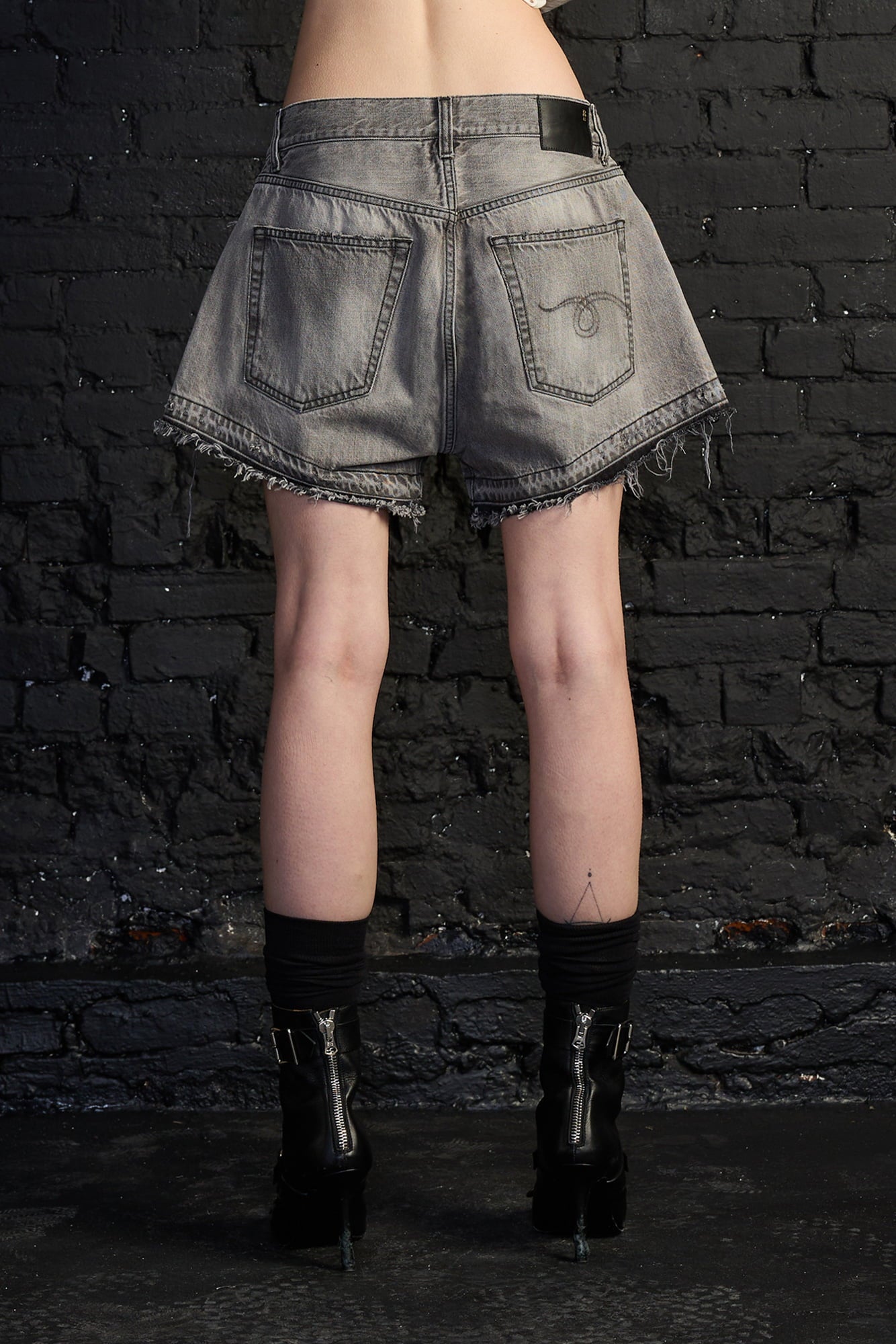 X-Boyfriend Short - Ashen Black - R13