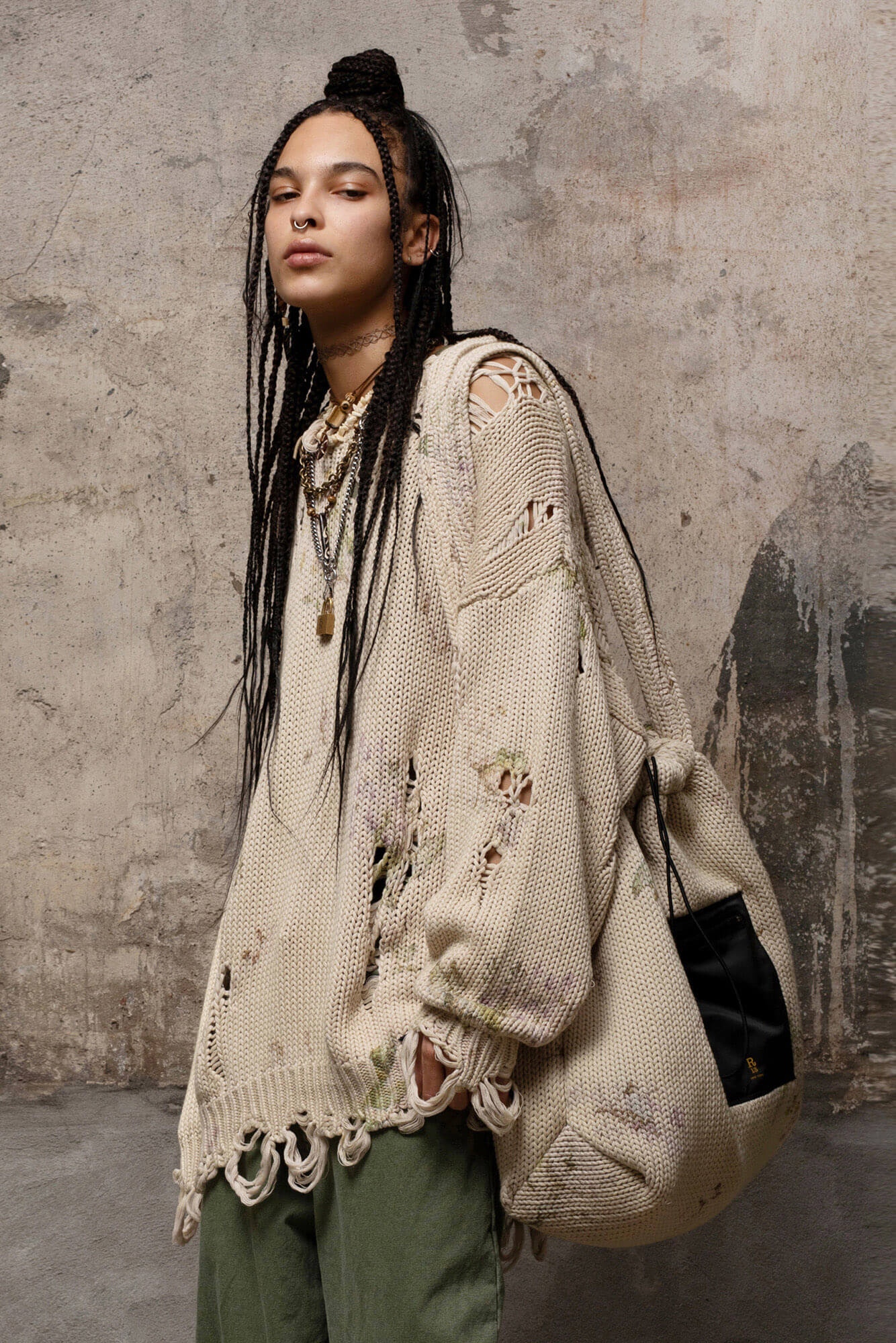 DISTRESSED OVERSIZED SWEATER FLORAL ON KHAKI – R13