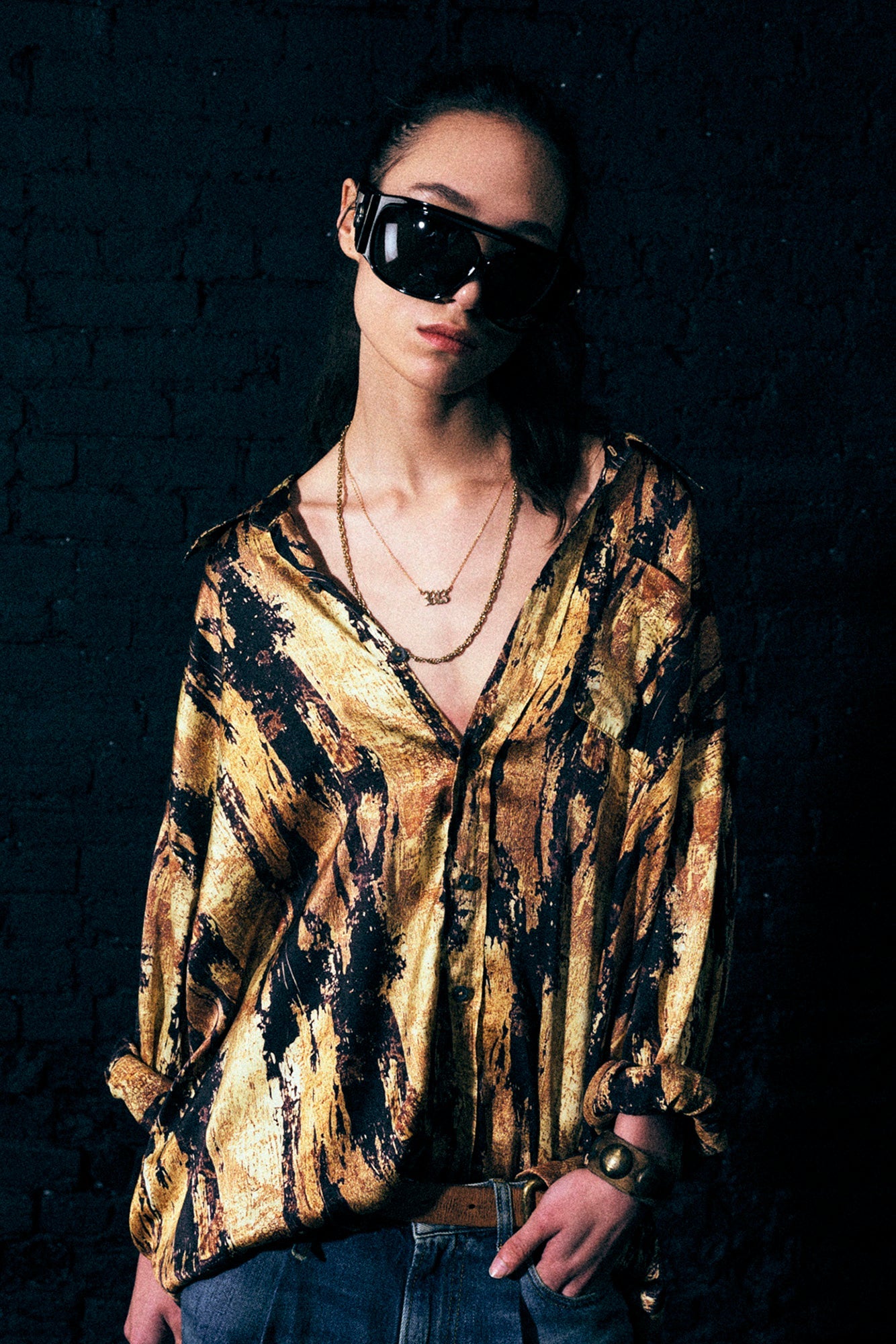 DROP NECK SHIRT - GOLD ON BLACK