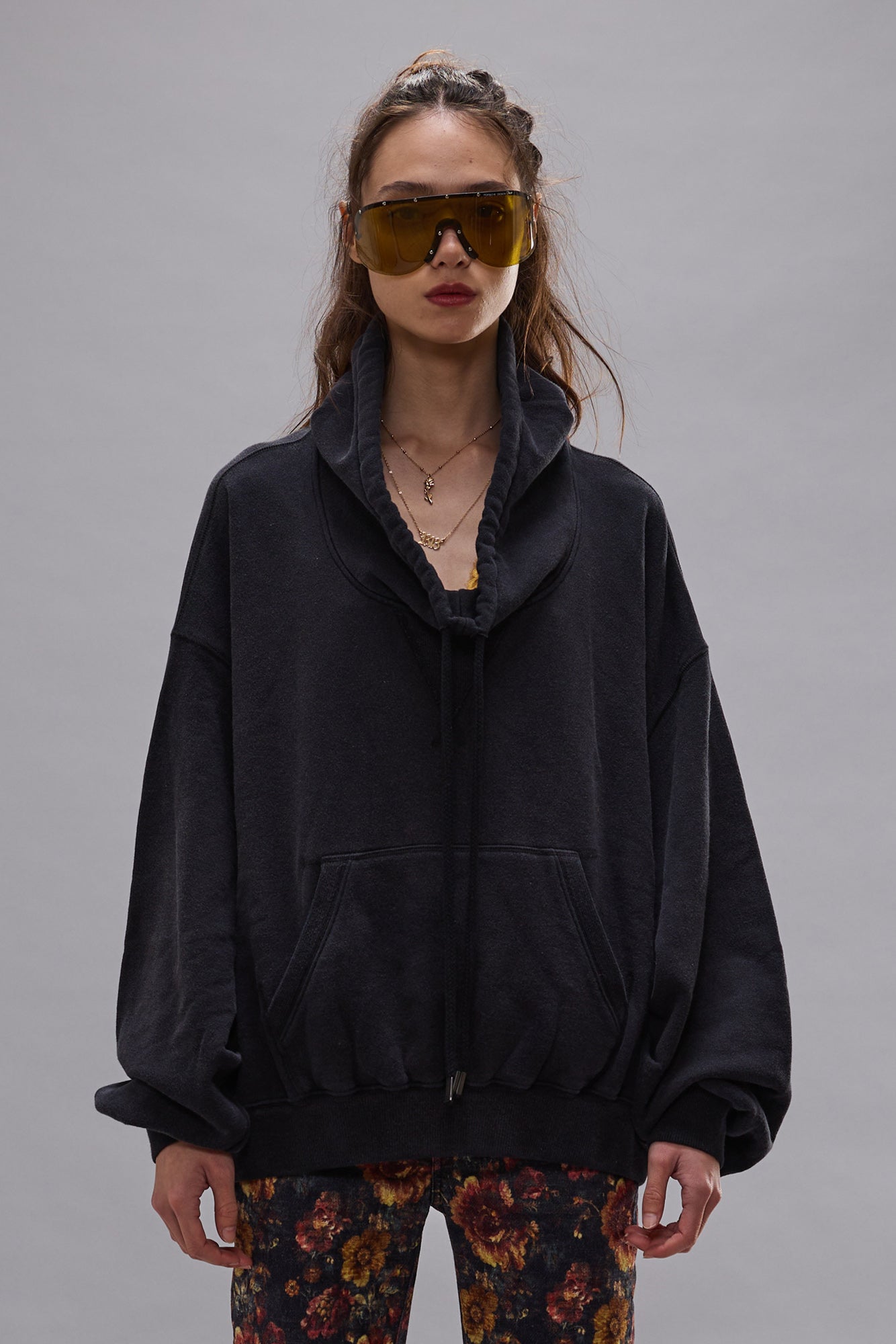 SUGAR NAP ON COUSE フーディ FUNNEL NECK CROPPED POPOVER - BLACK - R13
