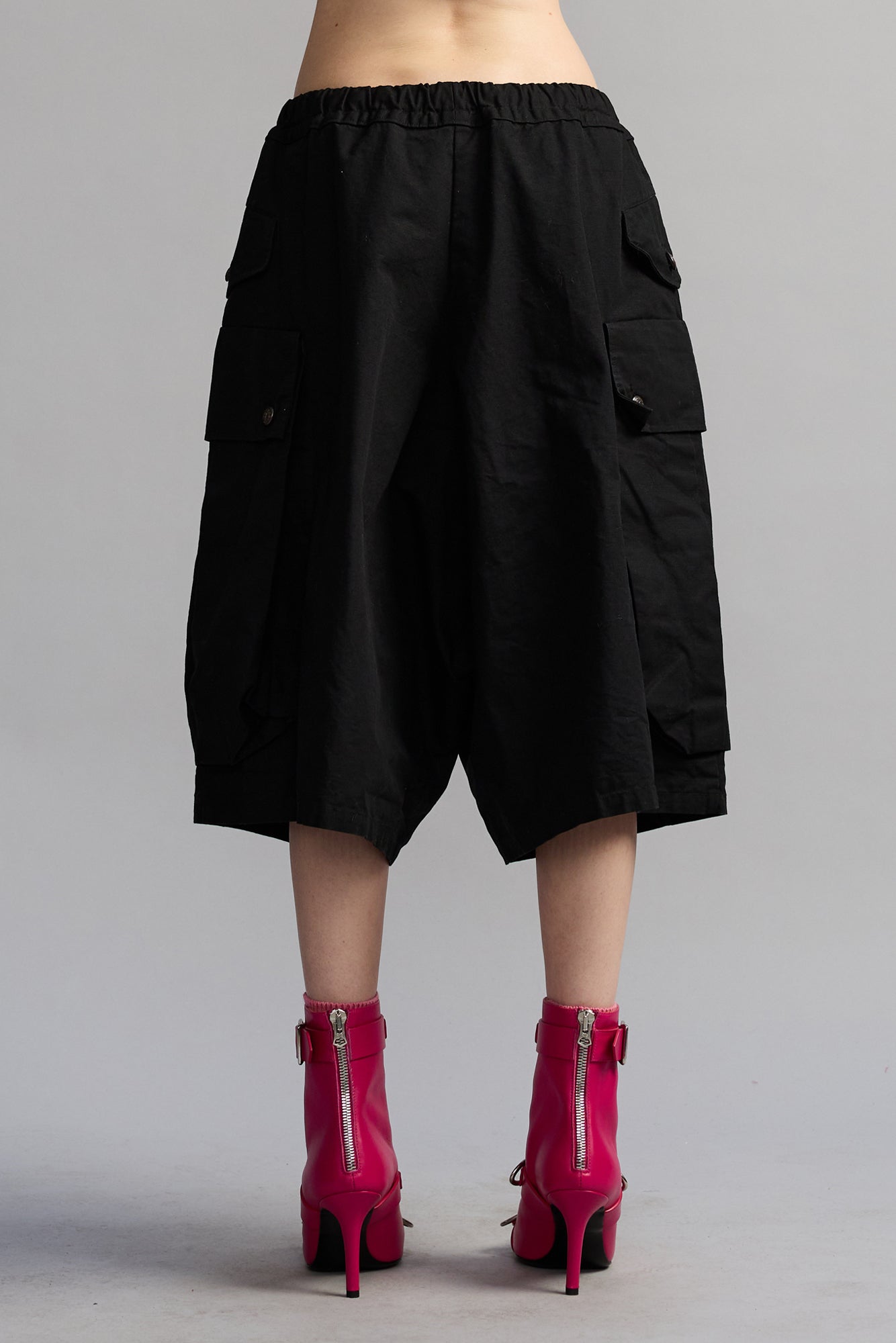 Jumbo Short With Oversized Cargo Pocket - Black - R13