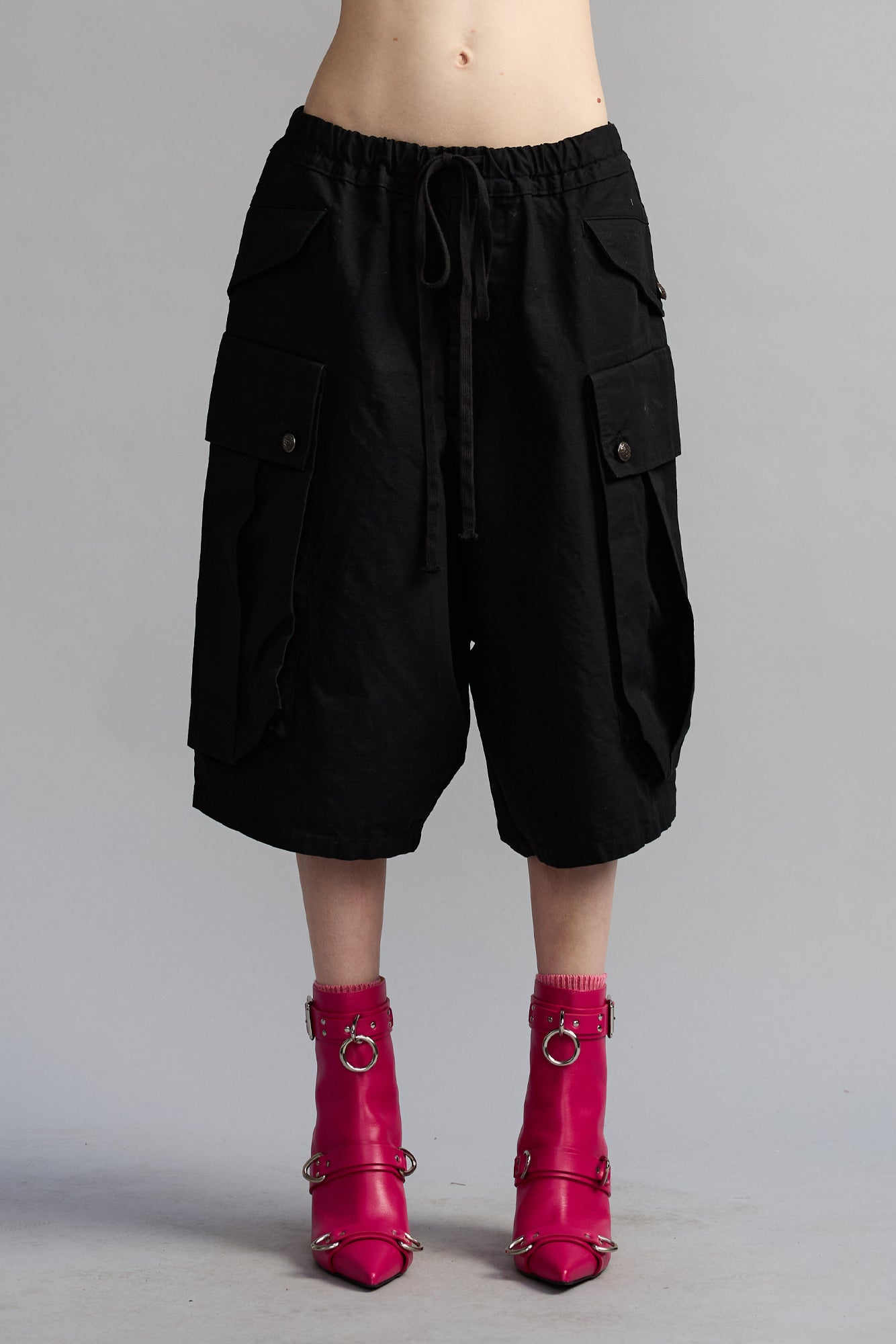 JUMBO SHORT WITH OVERSIZED CARGO POCKET - BLACK - R13