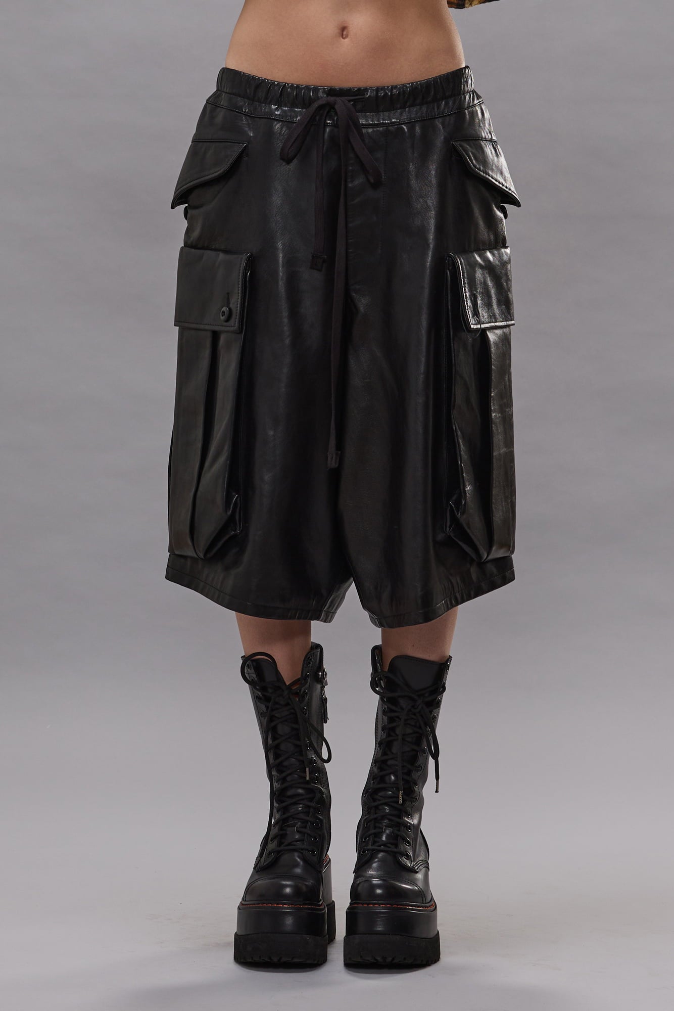 Leather Jumbo Short With Oversized Cargo Pocket - Black - R13
