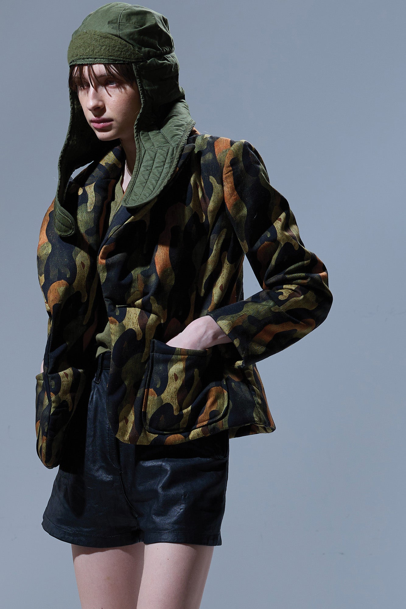 PADDED PEAK LAPEL SHRUNKEN BLAZER - DARK CAMO GREEN - R13