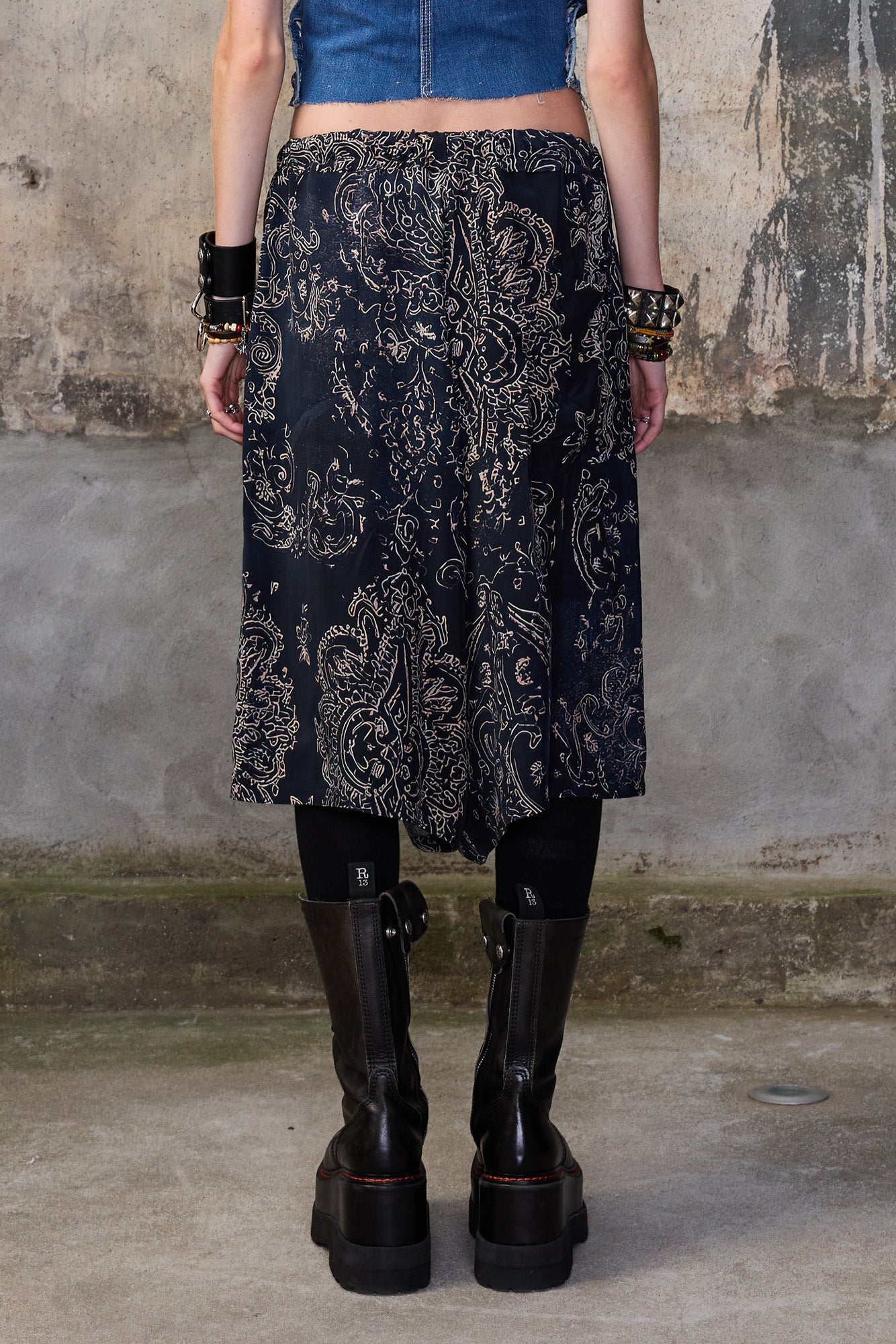 PLEATED JUMBO SHORT WITH ELASTIC WAIST - BLUE MEDALLION PRINT - R13