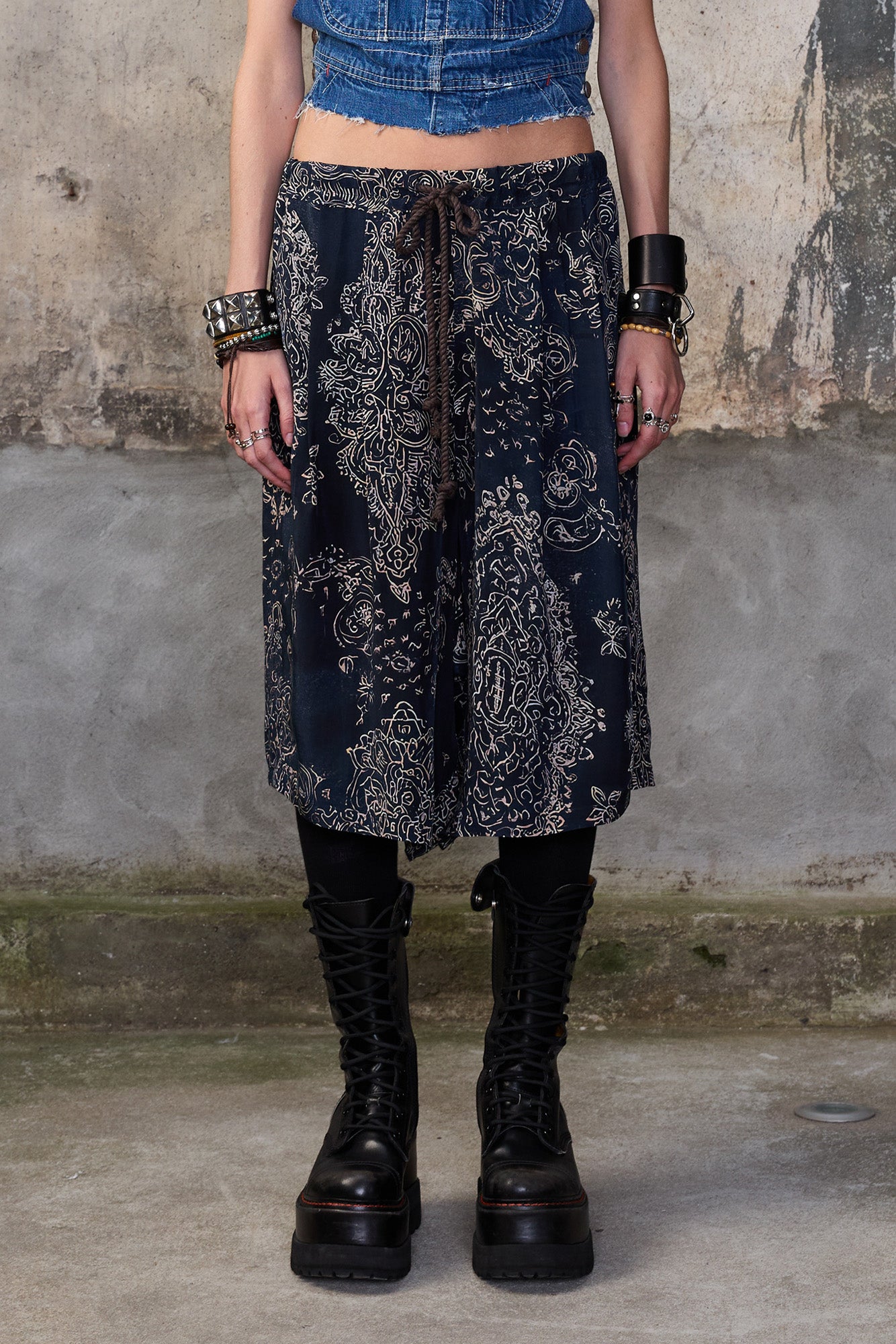 PLEATED JUMBO SHORT WITH ELASTIC WAIST - BLUE MEDALLION PRINT - R13