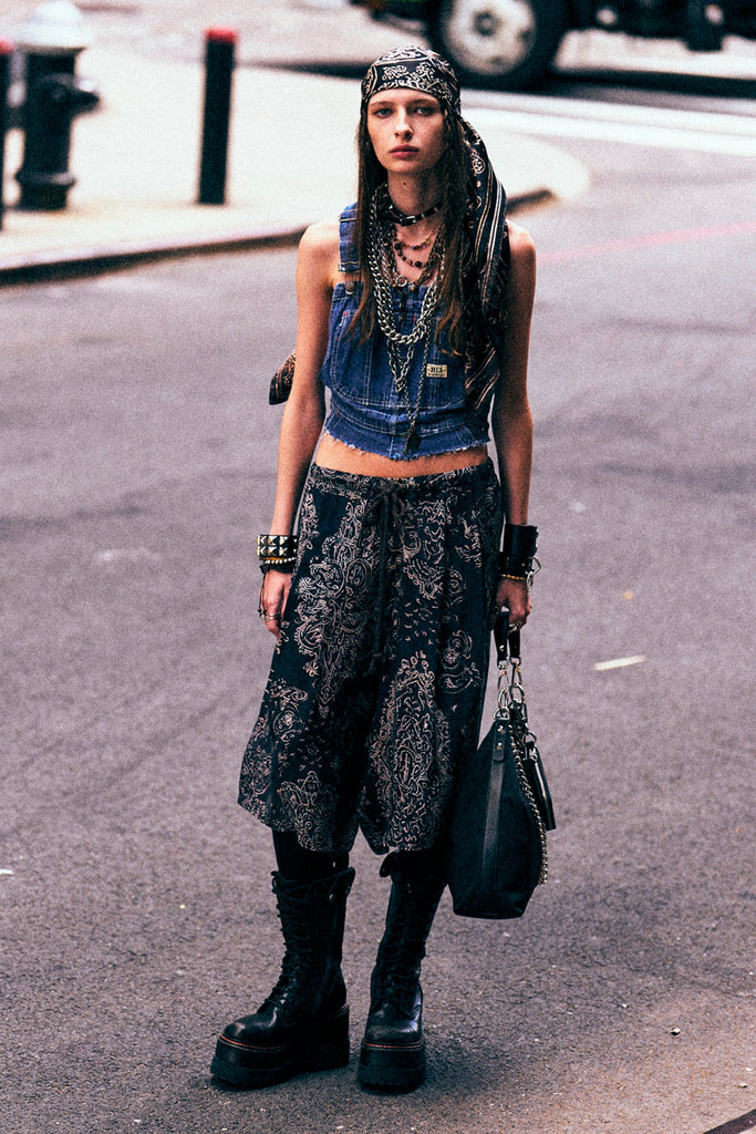 PLEATED JUMBO SHORT WITH ELASTIC WAIST - BLUE MEDALLION PRINT