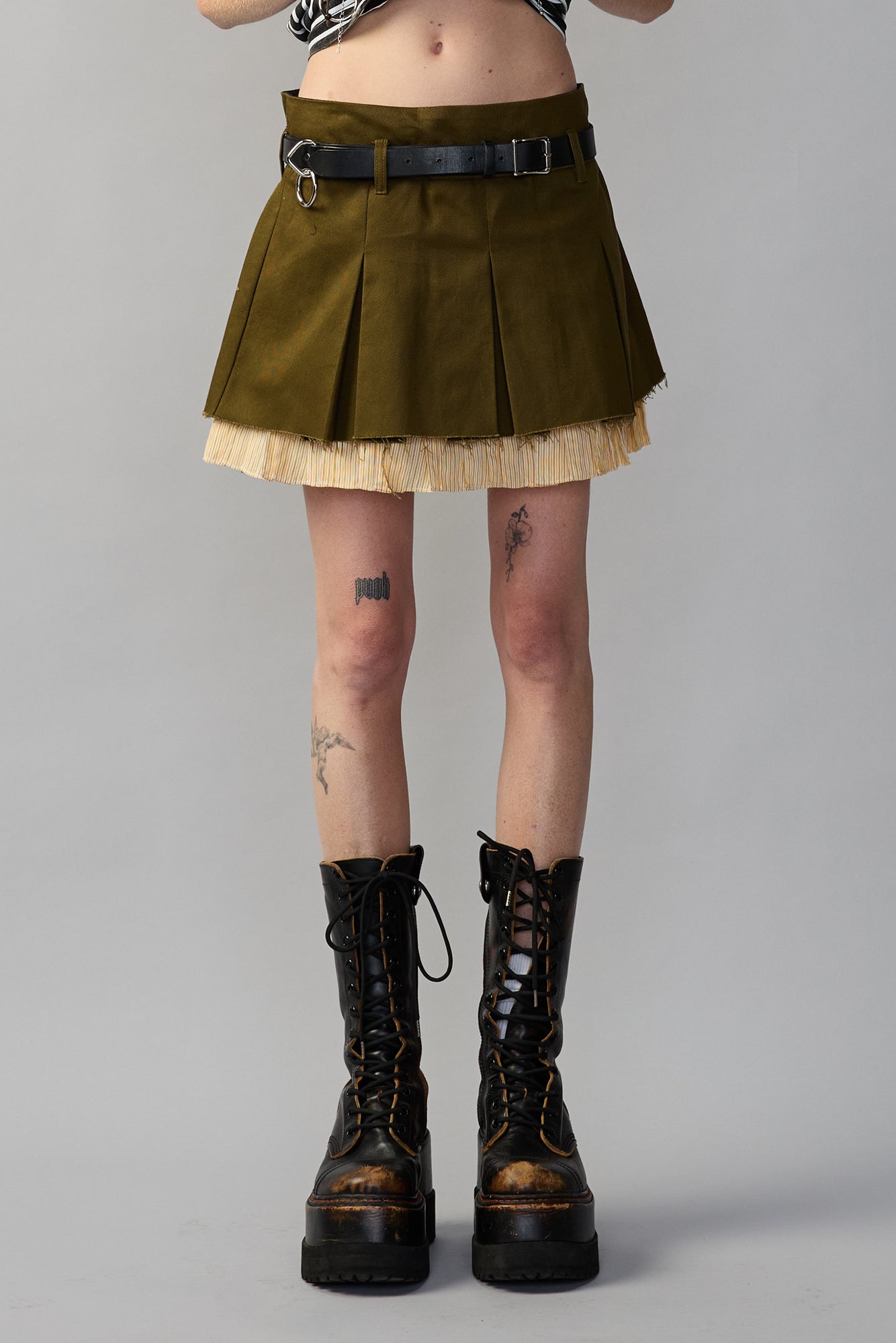 PLEATED MINI SKIRT WITH UNDERLINING - OLIVE GREEN - R13