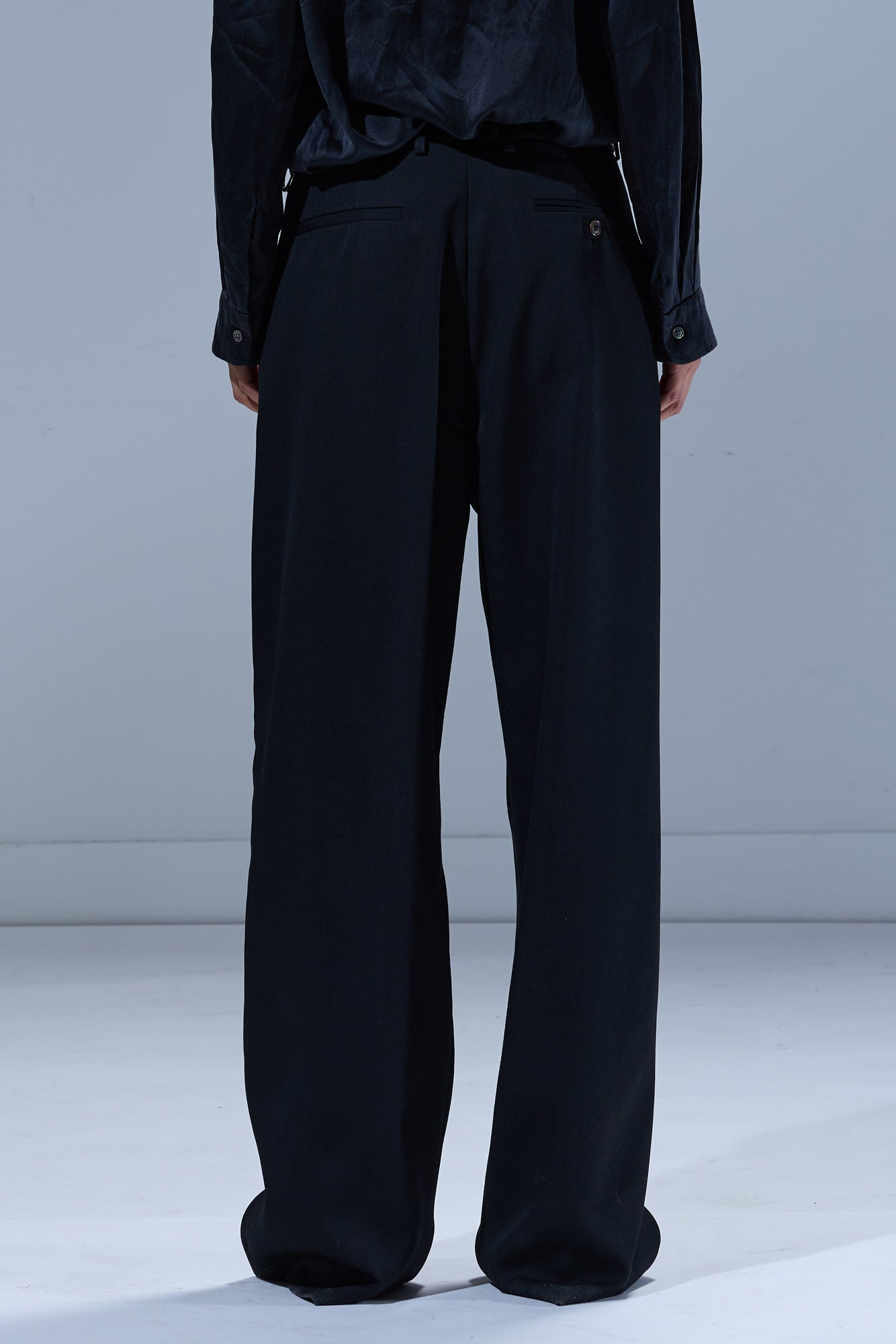 PLEATED POCKET TROUSER - BLACK - R13