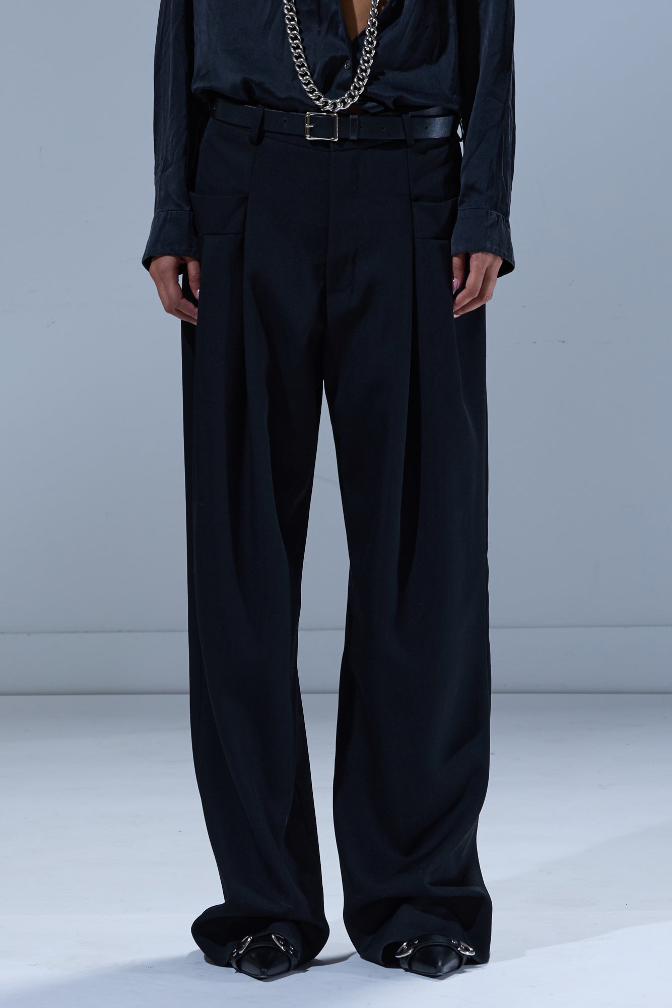 PLEATED POCKET TROUSER - BLACK - R13