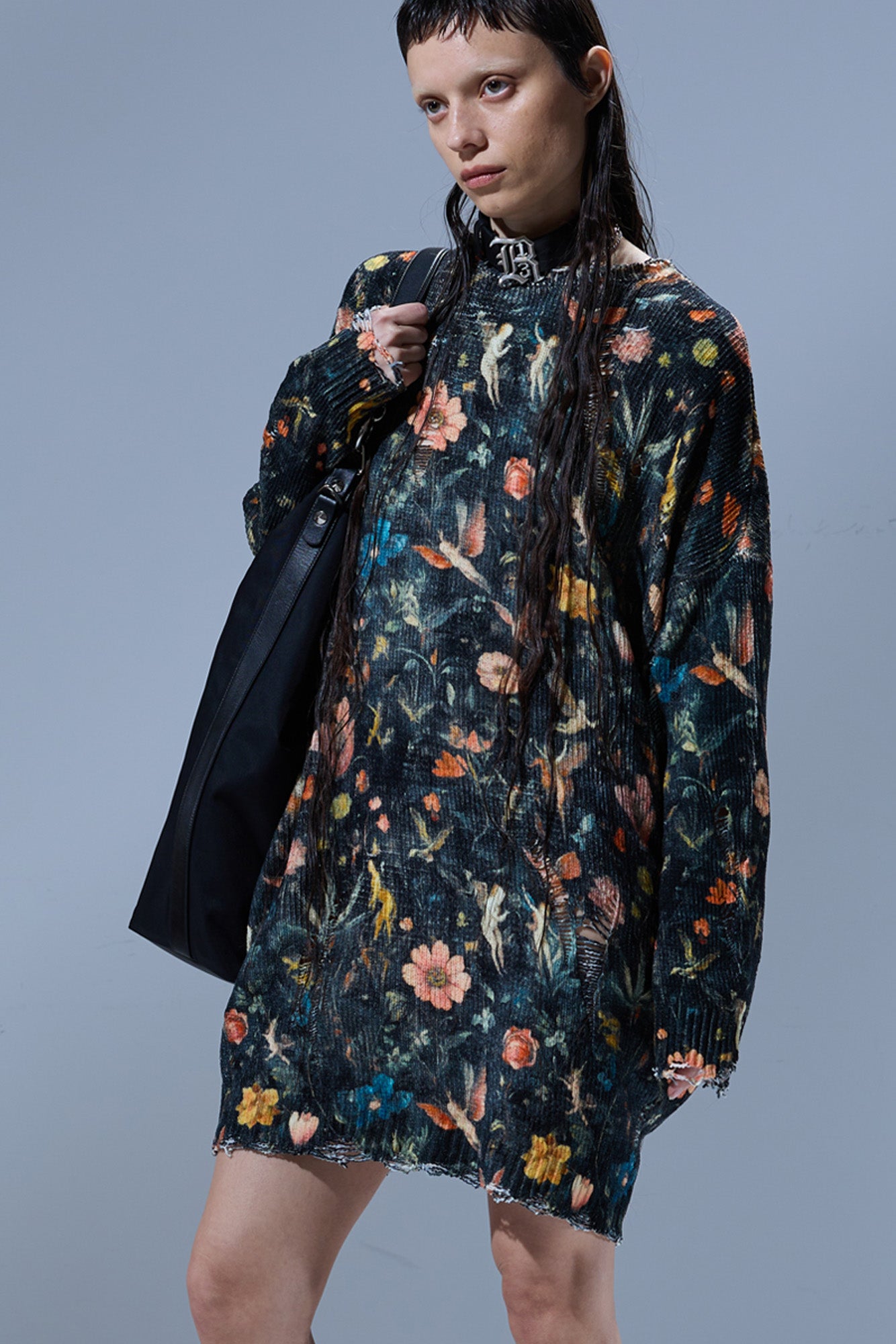 PRINTED GRUNGE SWEATER DRESS - FLORAL WITH ANGELS BLACK - R13