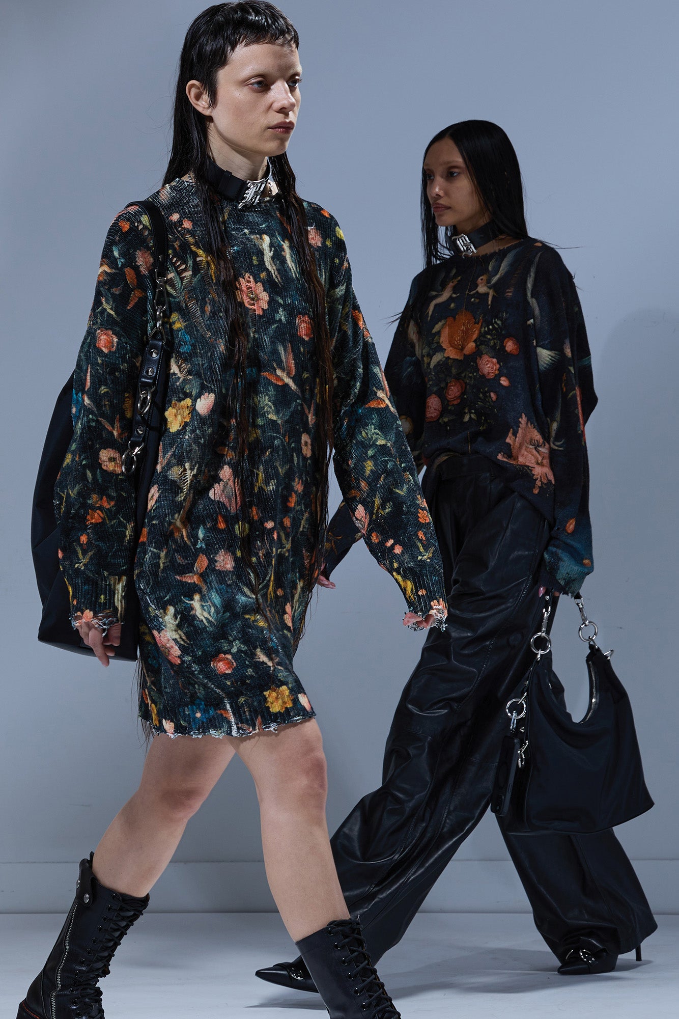 PRINTED GRUNGE SWEATER DRESS - FLORAL WITH ANGELS BLACK - R13