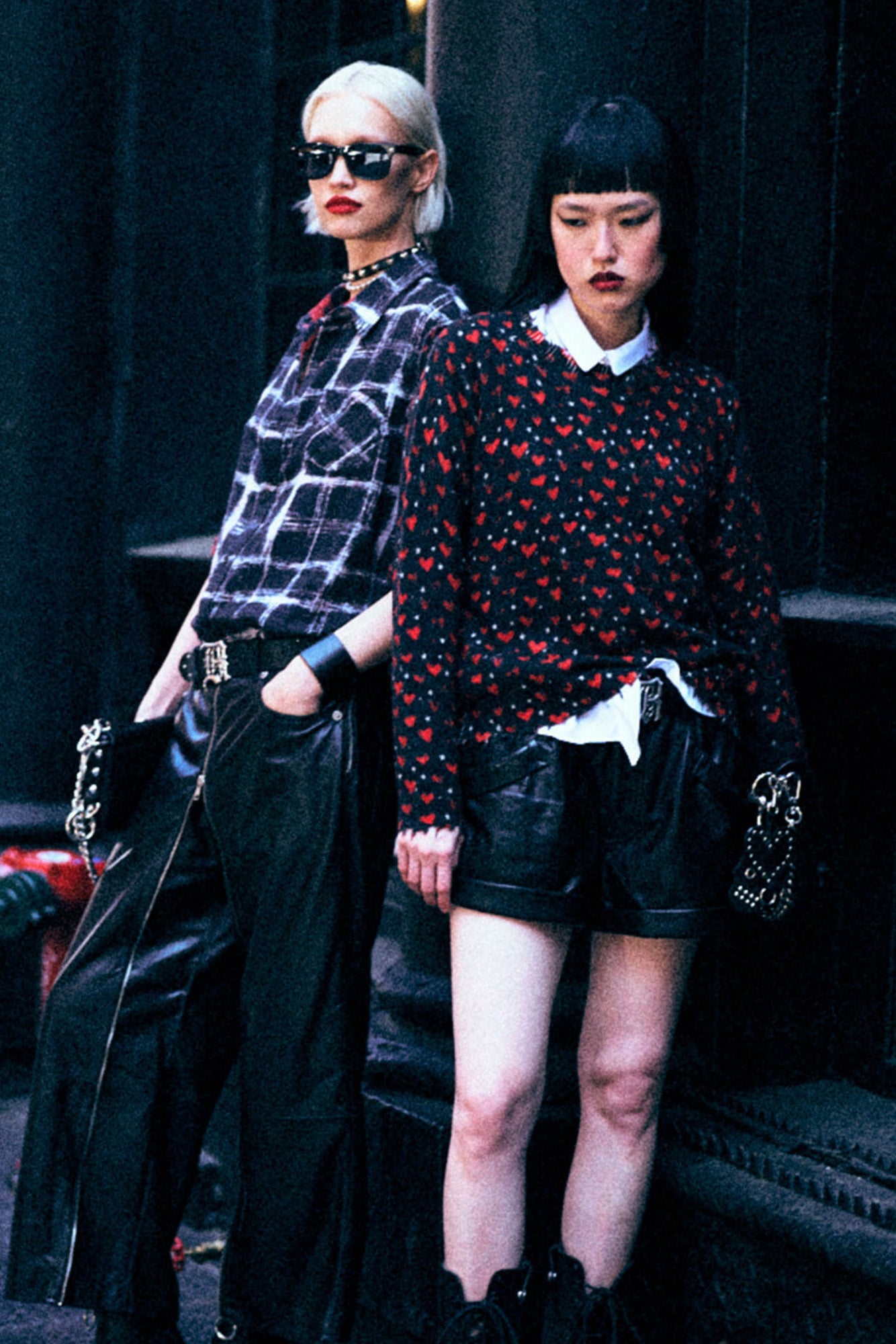 PRINTED RELAXED CREWNECK SWEATER - RED HEARTS ON BLACK - R13