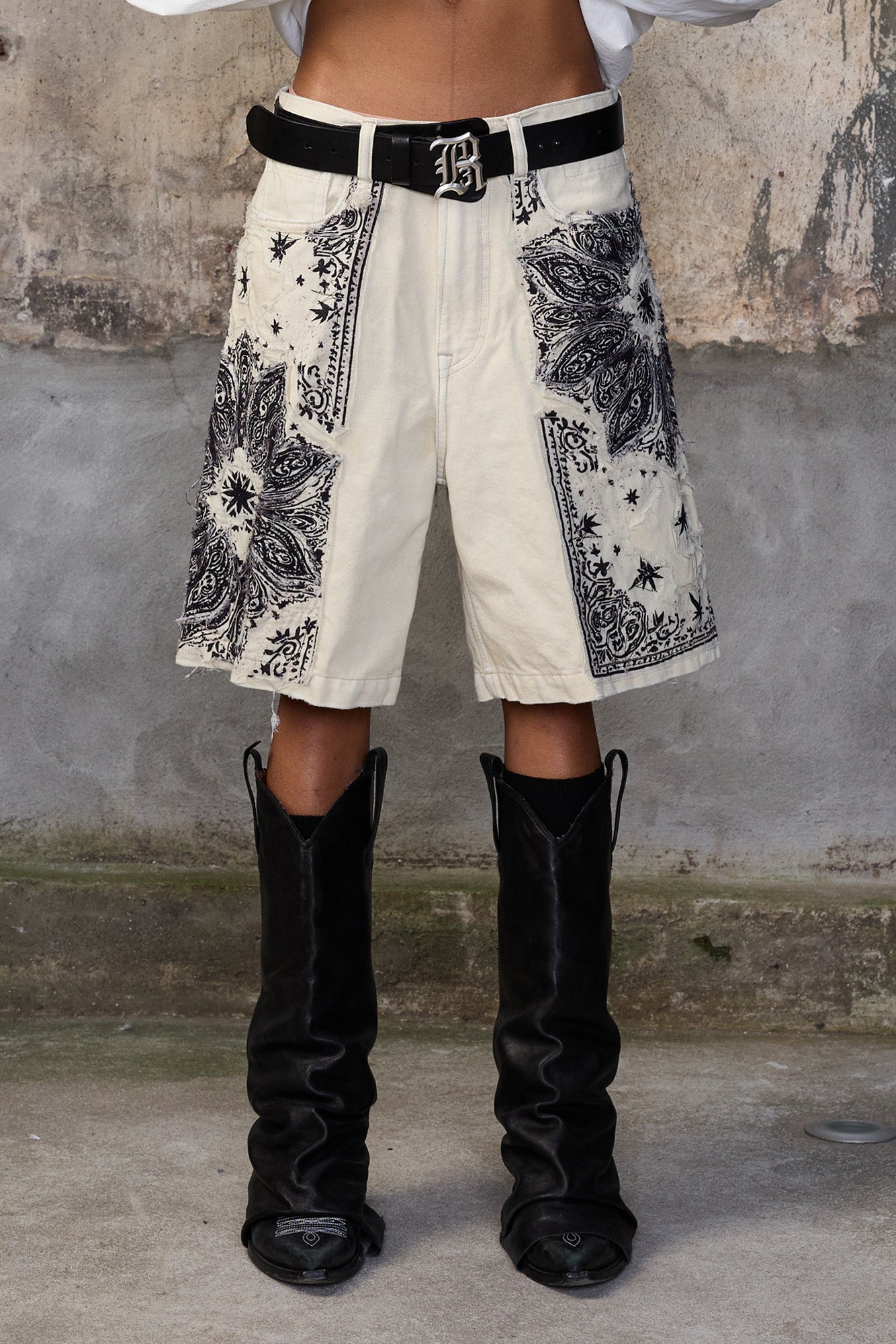 RELAXED BERMUDA SHORT - ECRU BANDANA APPLIQUE - R13