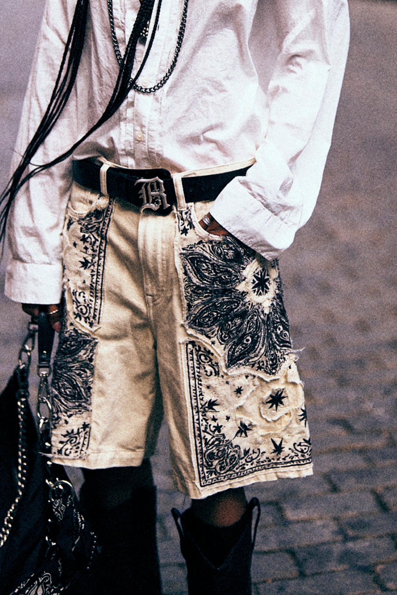 RELAXED BERMUDA SHORT - ECRU BANDANA APPLIQUE - R13