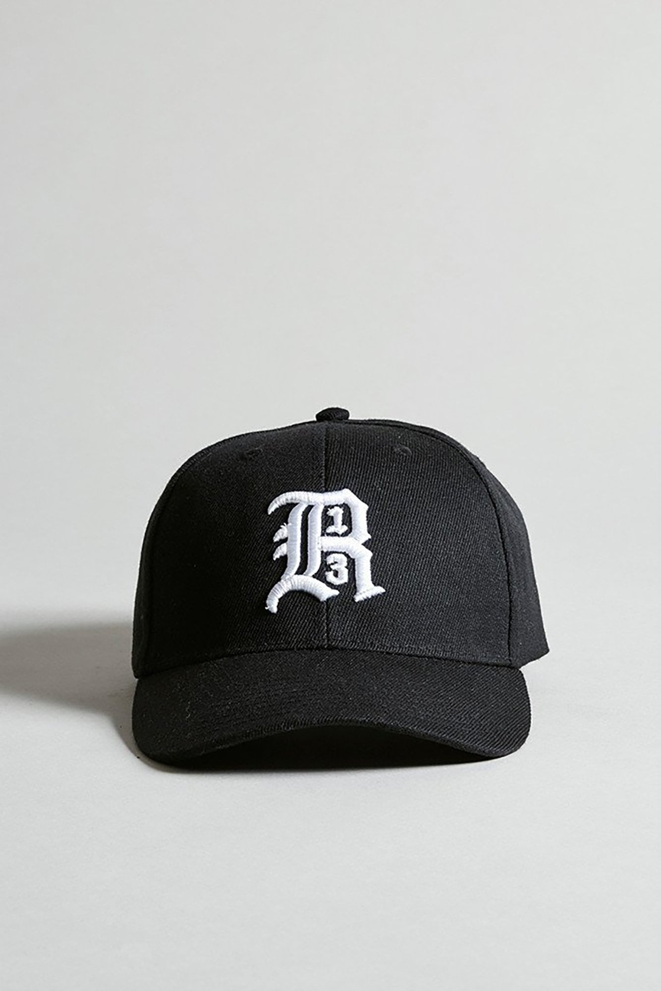 R13 ブラック ロゴ ベースボールキャップ新品帽子裏面